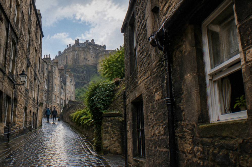 Cobbled close and historic tenement buildings in Edinburgh's Old Town
